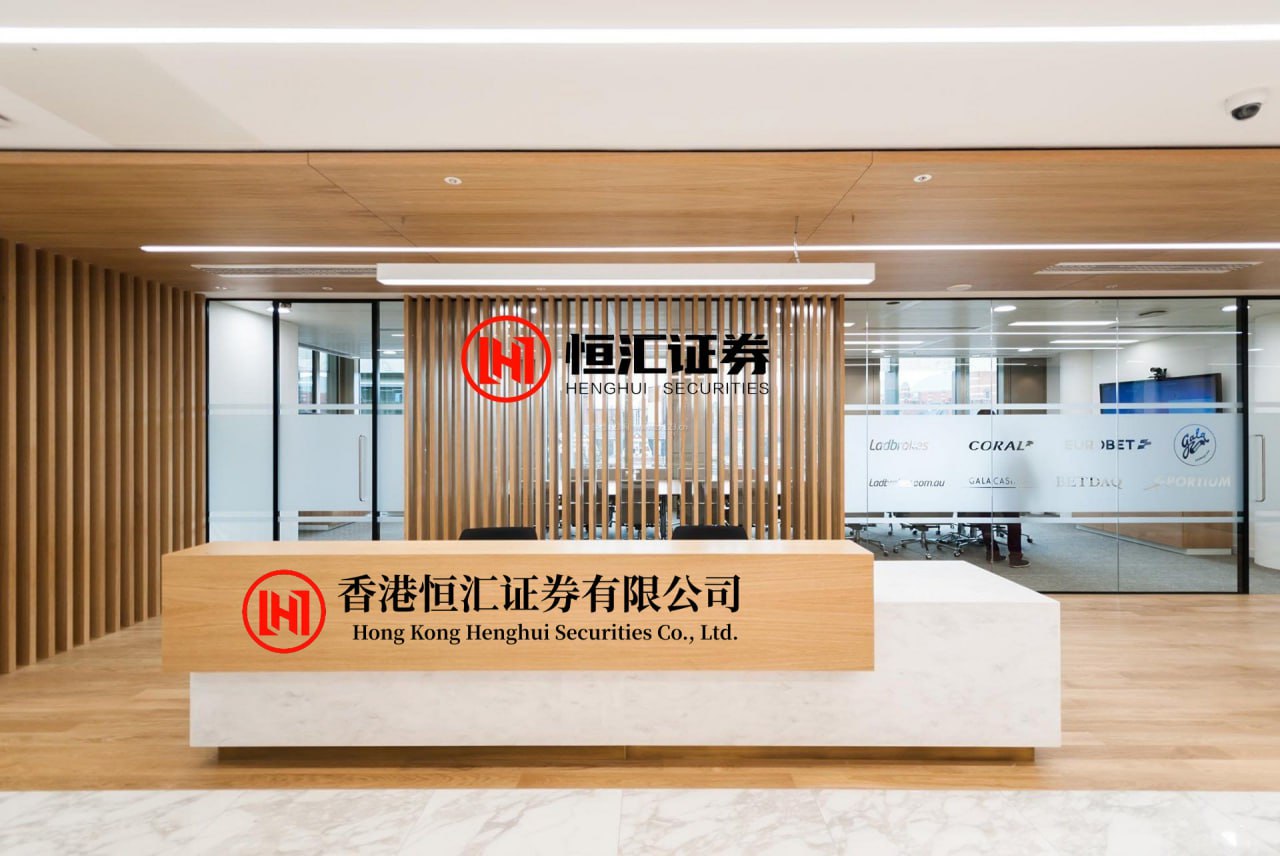 捷希源配资 奉劝所有男人 找老婆尽量找脸圆的，不要找脸尖的，找弯刀眉或者柳叶眉的